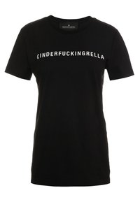 Svart bomullströja med korta ärmar, med fet vit text "CINDERFUCKINGRELLA" på framsidan. Klassisk rundhalsdesign.