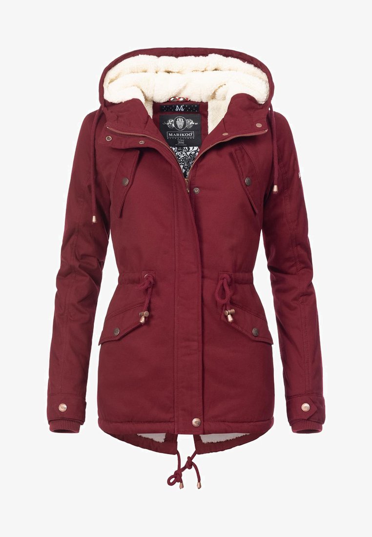 Burgundiškai raudonas džemperis su kapuce, su dirbtinio kailio pamušalu, raišteliu juosmeniui, dviem šoniniais kišenėmis ir snapeliais/mygtukų akcentais.