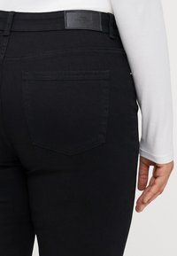 ONLY Carmakoma CARWILLY - Flared Jeans - black denim