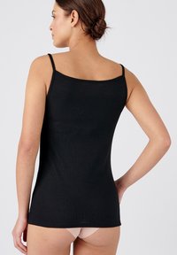 Top de tirantes finos negro con canalé y tirantes ajustables, con un diseño ajustado y un dobladillo recto, que presenta una textura suave y lisa.