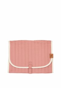 Matelas à langer rembourré en tissu rose doux avec des finitions crème. Présente un design pliable et une petite étiquette en cuir marquée. Dimensions : 63 x 38 cm.