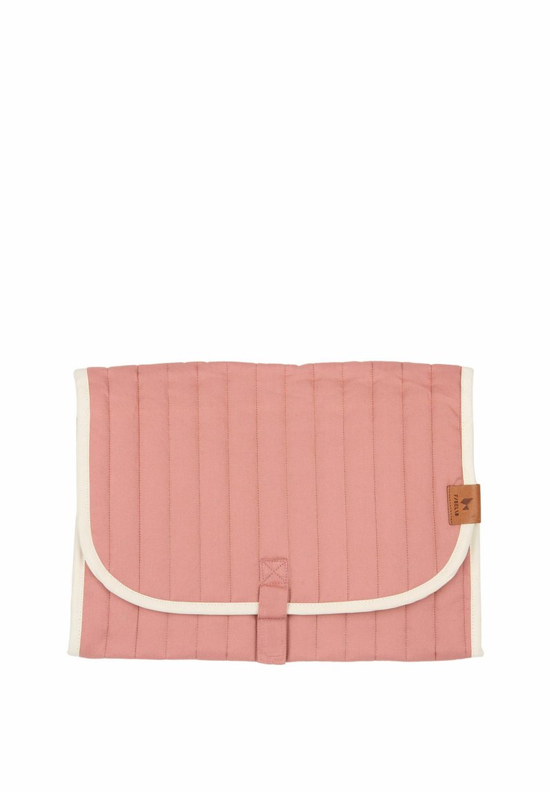 Matelas à langer rembourré en tissu rose doux avec des finitions crème. Présente un design pliable et une petite étiquette en cuir marquée. Dimensions : 63 x 38 cm.