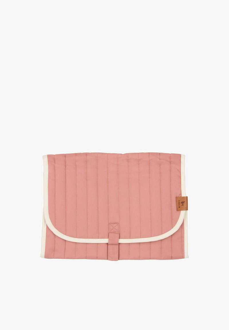 Podloga za presvlačenje s kviltanim uzorkom u mekoj ružičastoj tkanini s kremastim obrubom. Ima preklopni dizajn i malu kožnu oznaku s logotipom. Dimenzije: 63 x 38 cm.