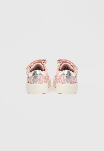 Ζευγάρι ροζ αθλητικά παπούτσια με ασημένιες λεπτομέρειες στη φτέρνα και λευκές σόλες, σε �θέα από πίσω πάνω σε απλό γκρι ανοιχτό φόντο.