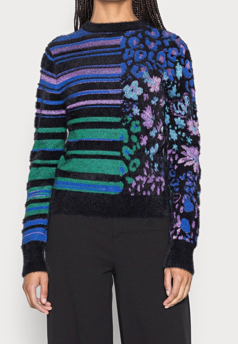 Flerfärgad stickad tröja med lila och blå ränder samt blommönster. Tillverkad av fluffigt tyg med långa ärmar och rundad halsringning.