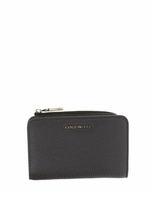 Portefeuille en cuir noir texturé avec fermeture éclair argentée et nom de marque métallique "Coccinelle" à l’avant, forme rectangulaire avec coins arrondis.