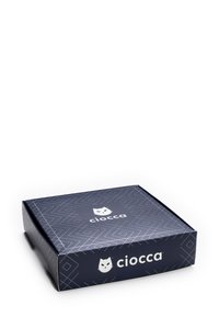 Scatola rettangolare blu scuro con motivi geometrici bianchi, recante un logo di un gatto bianco e il testo "ciocca" sulla parte superiore e laterale.