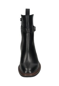 Botín negro de cuero con cremallera lateral, correa y hebilla de plata, puntera redonda, suela marrón cosida, vista frontal.