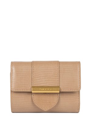 Portefeuille rectangulaire beige en simili cuir texturé, doté d'un fermoir doré et d'un logo embossé sur le devant.