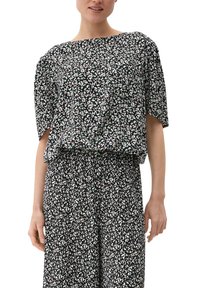 Schwarzes Kleid mit einem lockeren, kurzärmeligen Oberteil und einem gerafften Rock. Es hat ein florales Muster in Weiß, Grün und Pink auf einem schwarzen Hintergrund.