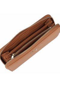 Cartera de cuero marrón con superficie texturizada, cierre de cremallera, múltiples ranuras para tarjetas y un adorno de logo metálico en el lateral.