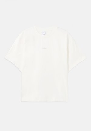 Weißes Baumwoll-T-Shirt mit kurzen Ärmeln, Rundhalsausschnitt und dezentem, in hellgrau auf der Vorderseite zentriertem "WON"-Text.