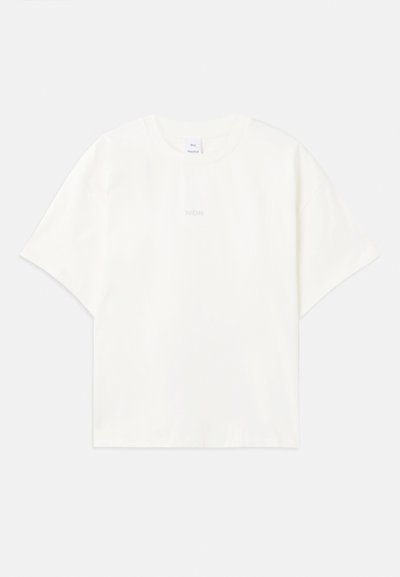 Λευκό βαμβακερό μπλουζάκι με κοντά μανίκια, στρογγυλή λαιμόκοψη και διακριτό κείμενο "WON" τυπωμένο σε ανοιχτό γκρι στο κέντρο μπροστά.