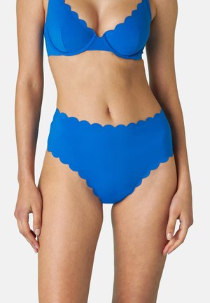 Top bikini blu con bordo scallop, caratterizzato da un design strutturato e imbottito. Slip bikini blu a vita alta con rifiniture scallop.