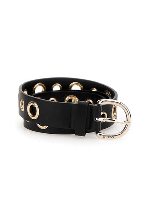 Czarny skórzany pasek z dużymi złotymi oczkami i złotą metalową klamrą z wygrawerowanym napisem "GUESS", zrolowany na białym tle.