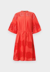 Vestido vermelho com colarinho mandarim, mangas largas e padrões florais em renda. Apresenta um cinto amarrado e uma silhueta em linha A fluida.
