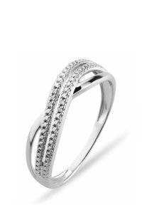 Silberring mit einem gedrehten Design, zwei Reihen kleiner, eingelassener klarer Steine entlang der Mitte, polierte, glatte Kanten und glänzende Oberfläche.