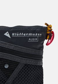 Klättermusen ALGIR ACCESSORY BAG SMALL - Taška cez plece - raven