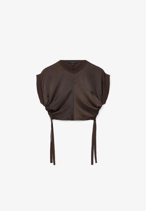 Dunkelbraune, kurzärmelige Bluse mit V-Ausschnitt und verstellbaren Seitenbändern, aus glattem Stoff gefertigt.