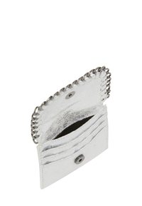 Portafoglio in pelle argento con un accento a catena, dotato di diversi scomparti per carte e chiusura con snap. Finitura texturizzata con un interno liscio.