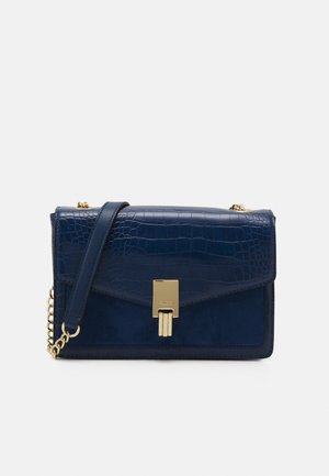 Sac à main en similicuir bleu marine avec rabat avant texturé effet croco, finitions en métal doré et bandoulière chaîne. Dispose d'une fermeture magnétique et d'une texture lisse.