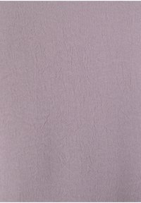 Textil i ljus lavendel, med en lätt texturerad yta och ett subtilt vävmönster. Tyget ser mjukt och draperat ut.