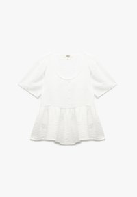 Haut péplum blanc en tissu texturé, avec un col en scoop, des manches courtes et des boutons sur le devant pour la fermeture.
