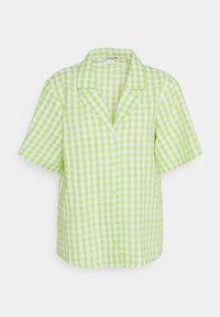 Camisa de botão de mangas curtas em padrão xadrez gingham verde claro, com colarinho e corte relaxado, feita de tecido leve.