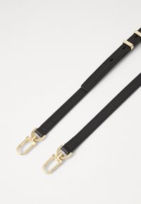 Cintura in pelle nera con due clip in metallo dorato a ciascun estremità, caratterizzata da una superficie liscia e lunghezza regolabile con numerosi fori per il fissaggio.