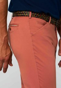 Rosa Baumwollmischungshosen mit einem figurbetonten Design und seitlichen Taschen. Ein geflochtener, mehrfarbiger Gürtel betont die Taille.