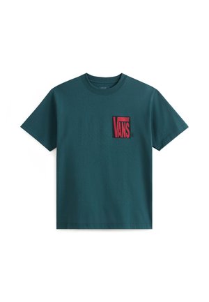 Camiseta de algodón azul verdoso con mangas cortas y cuello redondo, con un logo rojo de Vans en el área izquierda del pecho. Corte regular y textura suave.