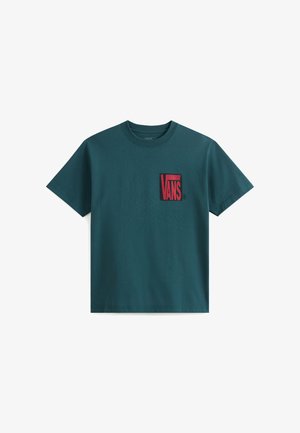 Miętowo-błękitny bawełniany t-shirt z krótkimi rękawami i okrągłym dekoltem, z czerwonym logo Vans na lewej części klatki piersiowej. Regularny krój i gładka faktura.