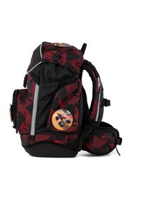 Schwarzer und roter Rucksack mit geometrischem Muster, mehreren Taschen, reflektierenden Akzenten und runden grafischen Aufnähern. Verfügt über ein robustes Stoffdesign.