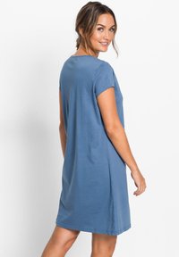 Abito blu, a maniche corte, fino al ginocchio. Realizzato in morbido cotone, presenta un collo rotondo e una vestibilità comoda. Design semplice con spacchi laterali.