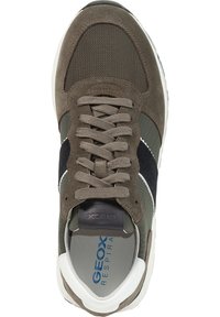 Zapatillas para hombre en tonos de marrón y gris, confeccionadas en ante y malla. Presentan cordones, una suela blanca y una marca en la plantilla.