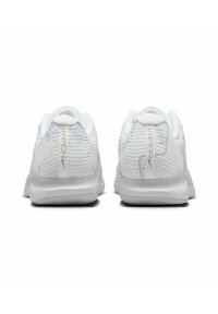 Weiße Sportschuhe mit strukturierten Obermaterialien, die ein goldfarbenes Logodetail und ein elegantes Design aufweisen. Die Rückansicht hebt die Dämpfung und die Form der Ferse hervor.