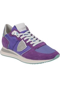 Sneaker viola in suede e nylon con accenti in rete, suola azzurra chiara, lacci bianchi, dettaglio del logo grigio e bordo della linguetta iridescente.