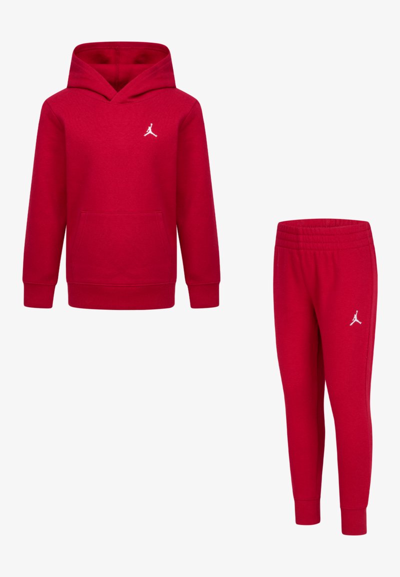 Ensemble de sweat-shirt à capuche rouge et de pantalon de survêtement assorti. Les deux présentent un logo blanc. Le tissu semble doux, avec des poignets et une taille élastiques.