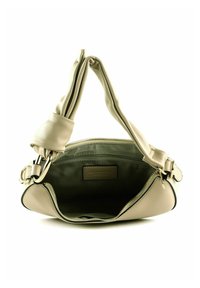 Sac à main en cuir avec un extérieur beige et un intérieur vert olive. Dispose d'une fermeture éclair, d'une poignée nouée et d'une petite étiquette de marque à l'intérieur.