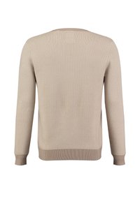 Beige gebreide trui met lange mouwen, een ronde hals en textielvoering. Geribbelde manchetten en onderrand geven de trui structuur.