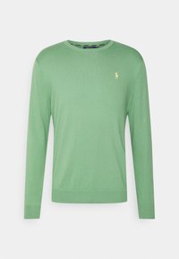 Pull vert à manches longues avec col rond, petit logo cheval brodé en jaune sur la poitrine gauche, poignets et ourlet côtelés.