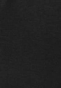 Tessuto nero con una superficie liscia e leggermente texturizzata, caratterizzato da un colore uniforme e profondo, privo di motivi o dettagli.