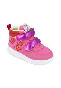 Zapatilla alta rosa con correas de velcro, acentos de corazón, cuello acolchado y suela texturizada. Presenta una correa púrpura brillante y una marca colorida.