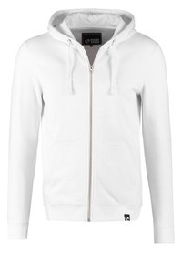 Sudadera blanca con capucha y cremallera, con bolsillos tipo canguro, cordones, puños de canalé y una etiqueta de tela en la parte inferior izquierda.