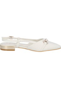 Witte synthetische slingback schoen met een puntige neus, platte hak met gouden accenten, decoratieve knoopdetail en twee verstelbare banden.