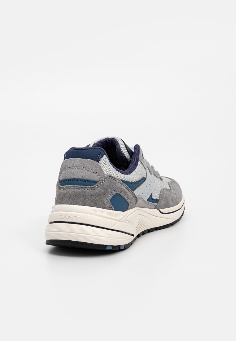 Grau Wildleder und Mesh Sneaker mit blauen Akzenten, gepolstertem Kragen und einer weißen strukturierten Mittelsohle. Verfügt über eine gemusterte Gummi-Außensohle.