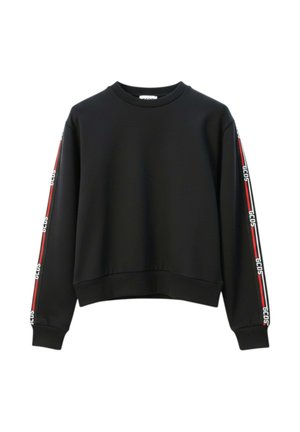 Felpa nera a maniche lunghe con nastro a righe rosse e bianche che corre lungo le maniche, caratterizzata dalla ripetuta scritta "GCDS" sul nastro.