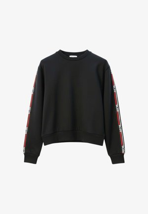 Felpa nera a maniche lunghe con nastro a righe rosse e bianche che corre lungo le maniche, caratterizzata dalla ripetuta scritta "GCDS" sul nastro.