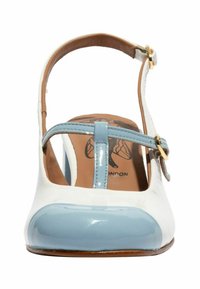 Bílé sandály na podpatku s otevřenou špičkou a modrou lakovanou špičkou a páskem. Obsahují tenký pásek kolem kotníku se zlatým kováním a hnědou stélkou.