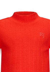 Maglione a collo alto rosso a coste con un'alta scollatura e un sottile logo "RJ" dello stesso colore, caratterizzato da un motivo a maglia testurizzata.